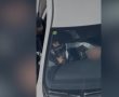 תיעוד שלא רואים בכל יום: ניסה לפרוץ לרכבים בב"ש ונתפס על ידי הבילוש