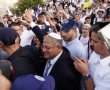 בן גביר במאה שערים: מפריח נשיקות באויר כשזועקים לעברו 'ציונאצי' | צפו