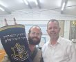בעיצומה של המלחמה: האב ובנו הכניסו ספר תורה בבסיס הצבאי /וידאו מרגש