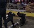 צפו בטירוף: מפגין קיצוני שוב מטביע את עצמו בתוך יציקת בטון של הרכבת הקלה (וידאו)