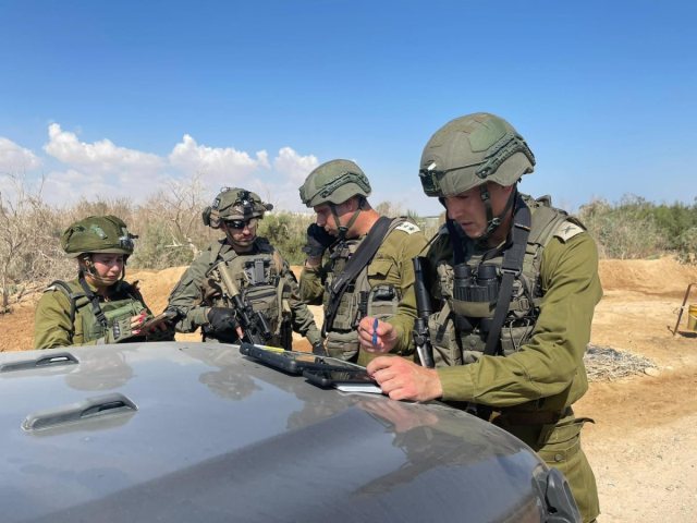 מפקד אוגדה 80 ומח"ט יואב בזירת הפיגוע (דובר צה"ל)