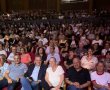 אחרי הניתוח והתקופה המורכבת: כרמל שאמה הכהן הגיע עם אימו לתאטרון ראסל וזכה למחיאות כפיים מהקהל