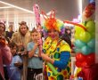 למרות הכל: חגיגות פורים וקריאת המגילה בתחנת הרכבת הקלה