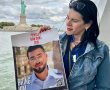 טליק גואילי עם תמונת בנה החטוף לצד פסל החירות בניו יורק: "מתי החירות של רני?"