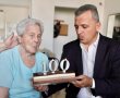 חגיגה של מאה: ראש העיר הגיע לביתה של סימה קוגן לציין את יום הולדתה ה-100